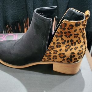 Corky's Booties, Size 7, Black and Leopard